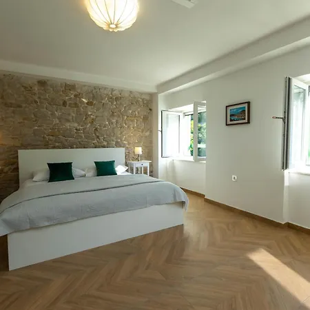 Seafront Stone House Sajbel *