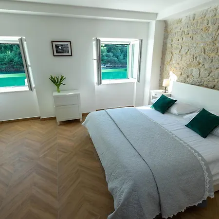 فيلة Seafront Stone House Sajbel *