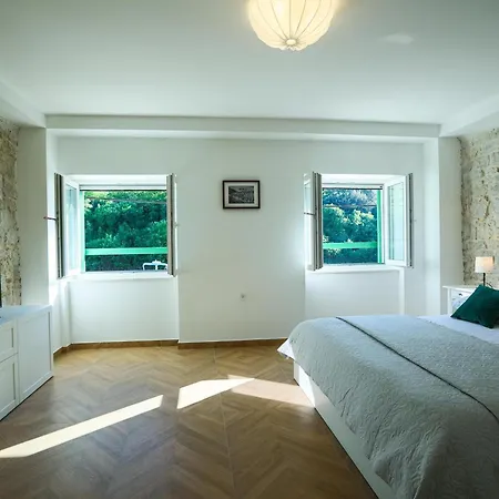 Seafront Stone House Sajbel