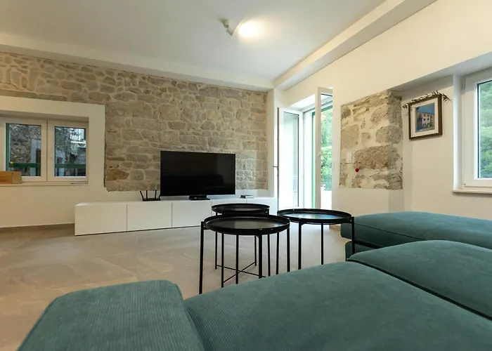 Seafront Stone House Sajbel *