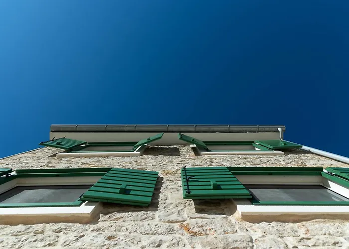 فيلة Seafront Stone House Sajbel