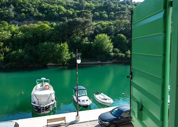 فيلة Seafront Stone House Sajbel