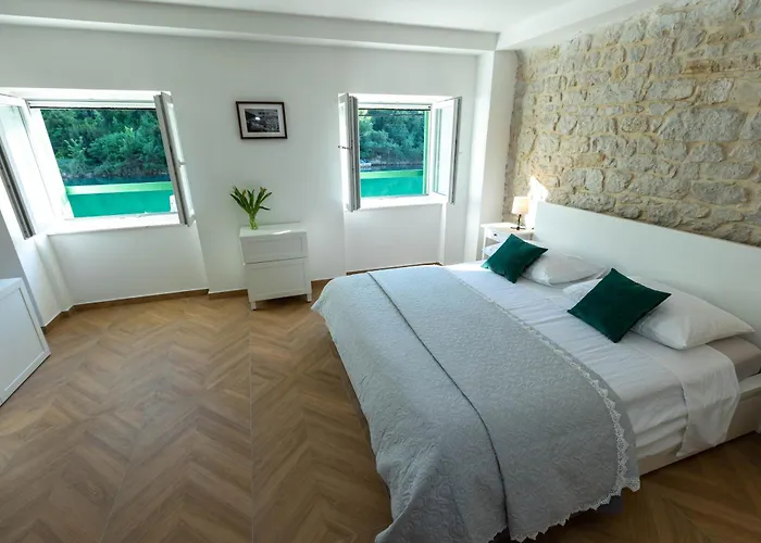 فيلة Seafront Stone House Sajbel *