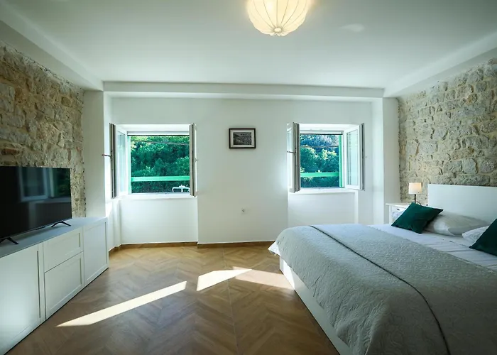 Seafront Stone House Sajbel