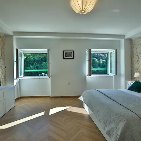 Seafront Stone House Sajbel Vila