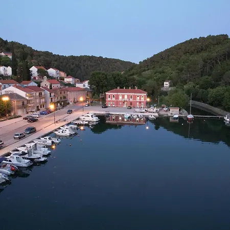 Seafront Stone House Sajbel Вилла