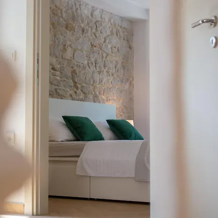 Seafront Stone House Sajbel Вилла