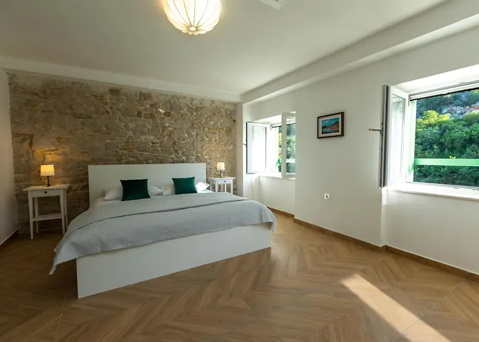 Seafront Stone House Sajbel *