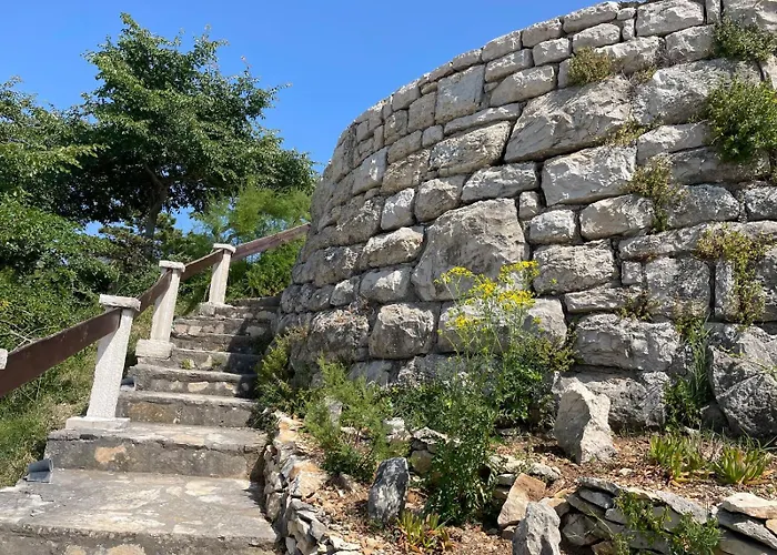 Seafront Stone House Sajbel *