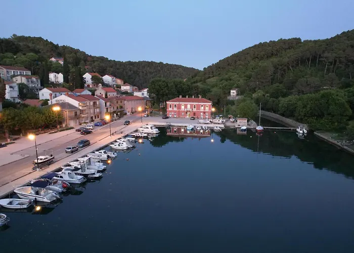 Seafront Stone House Sajbel Вилла