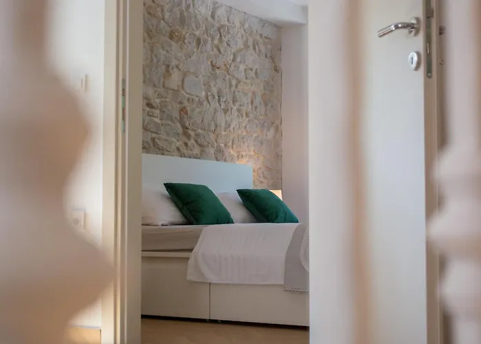 Seafront Stone House Sajbel Вилла